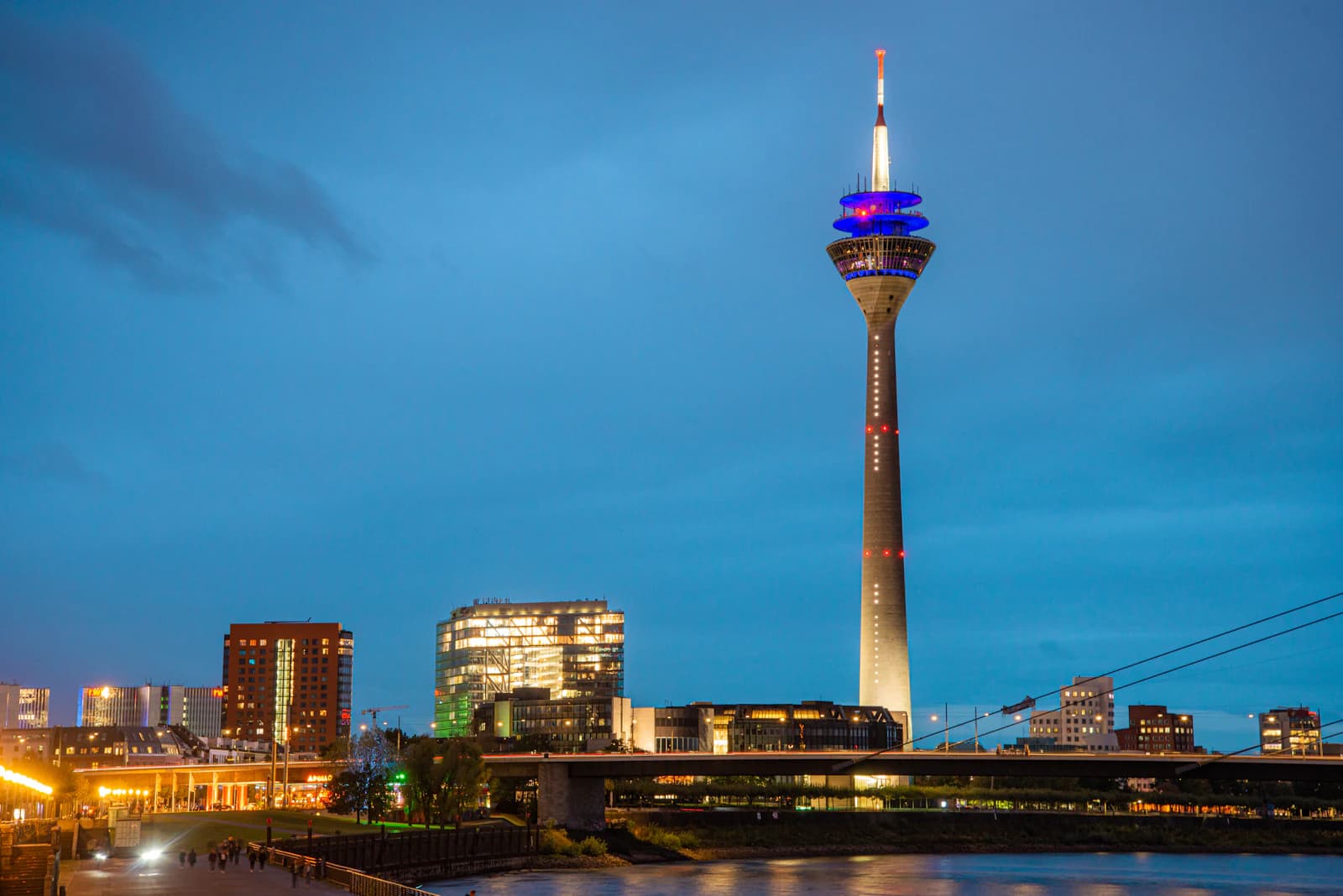 Rheinturm und Medienhafen in Düsseldorf am Abend